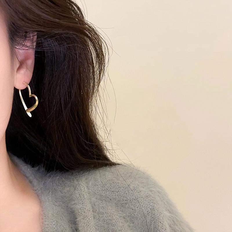 Design Sense Retro Metal Heart Earrings: Women's Summer French Style with a Hong Kong Twist - Light Luxury Ear Pins.