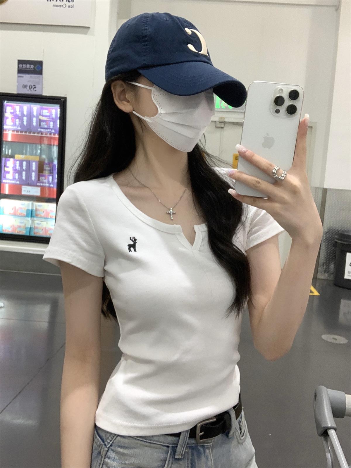 

Half-open neck versatile embroidered design short-sleeved T-shirt women s summer new casual slim pullover ins S белый