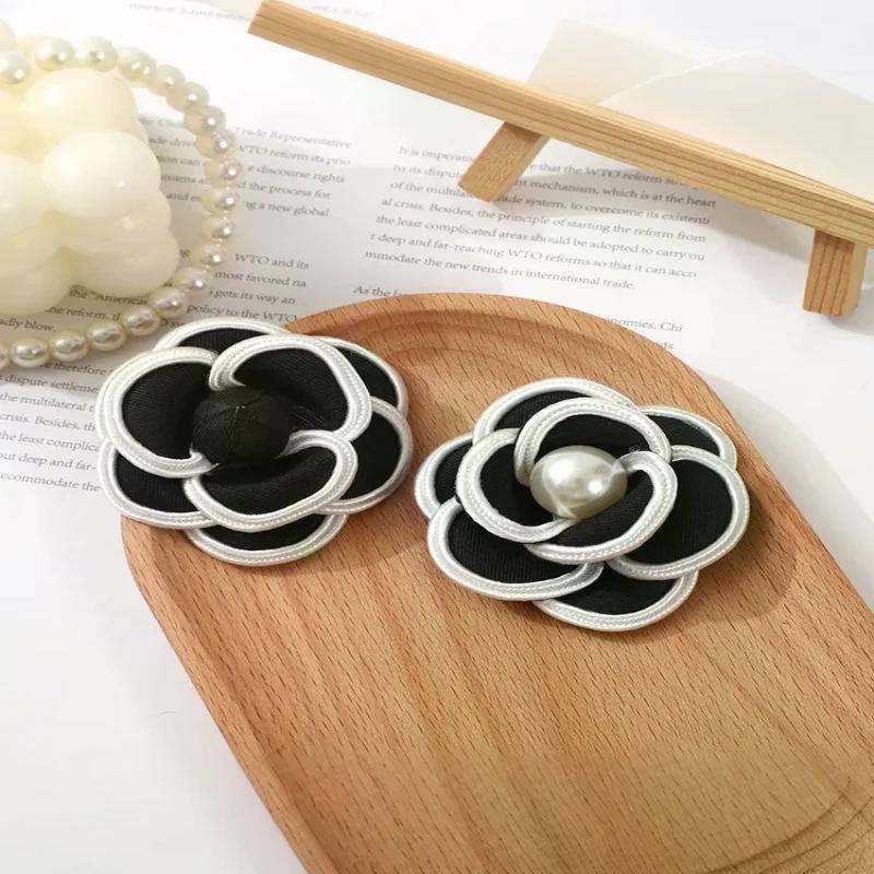 Czarna broszka z kwiatem kamelii dla kobiet Modna przypinka z tkaniny do sukienki koszuli Akcesoria Prezent