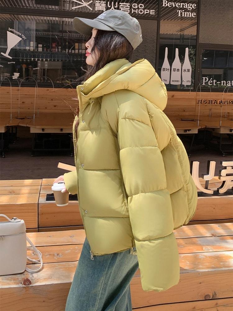 Dámská krátká větruodolná zateplená zimní bunda s kapucí a raglánovými rukávy