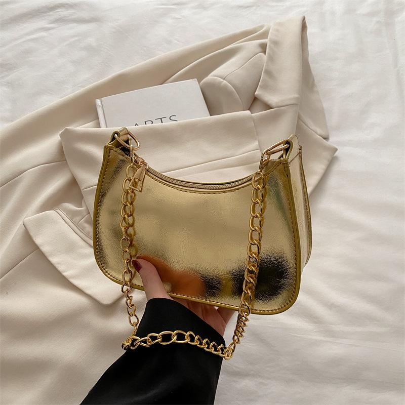 

Серебристая маленькая квадратная сумка высокого класса, нишевая ретро-сумка-багет на цепочке, иностранная универсальная повседневная сумка на плечо золотой