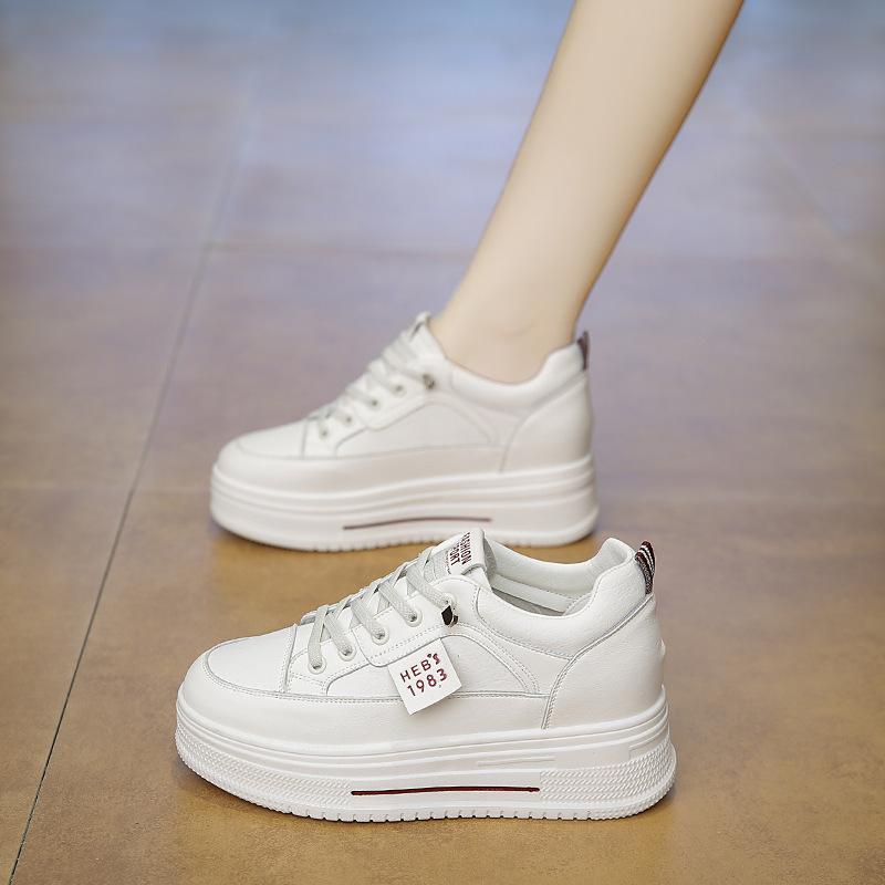 Damenschuhe mit Absatz, dicke Sohle, 2025 beliebt, kleiner Mann, vielseitig, Sommer, Einslipper, neu, Frühling und Herbst, weiches Leder, kleine weiße Schuhe wo