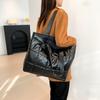2025 winter new fashion casual commuter bag Korean version simple fashion shoulder bag casual fashion handbag bag
