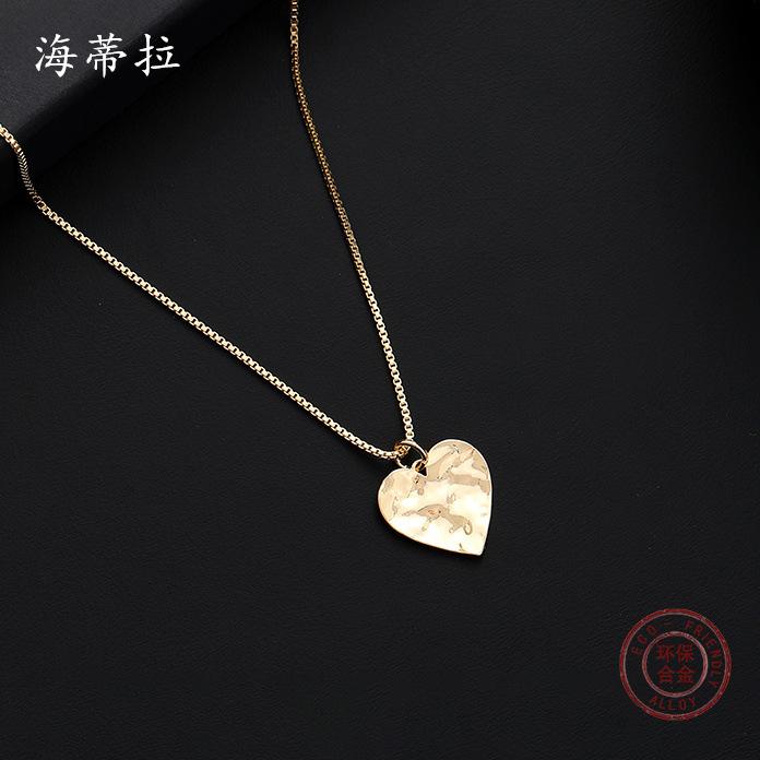 Gold love pleated small pendant, fashionable small clear ins women's versatile environmentally friendly alloy necklace
