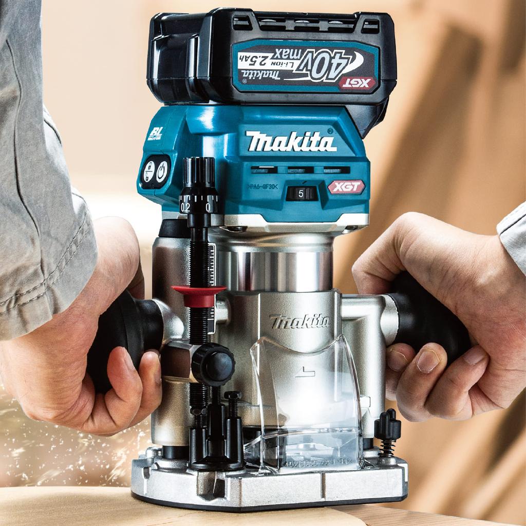Makita RT002GZ Akumulátorový 40Vmax a kufrík Predávané samostatne Modrý vyžínač, (Batéria, Nabíjačka, Samostatne),