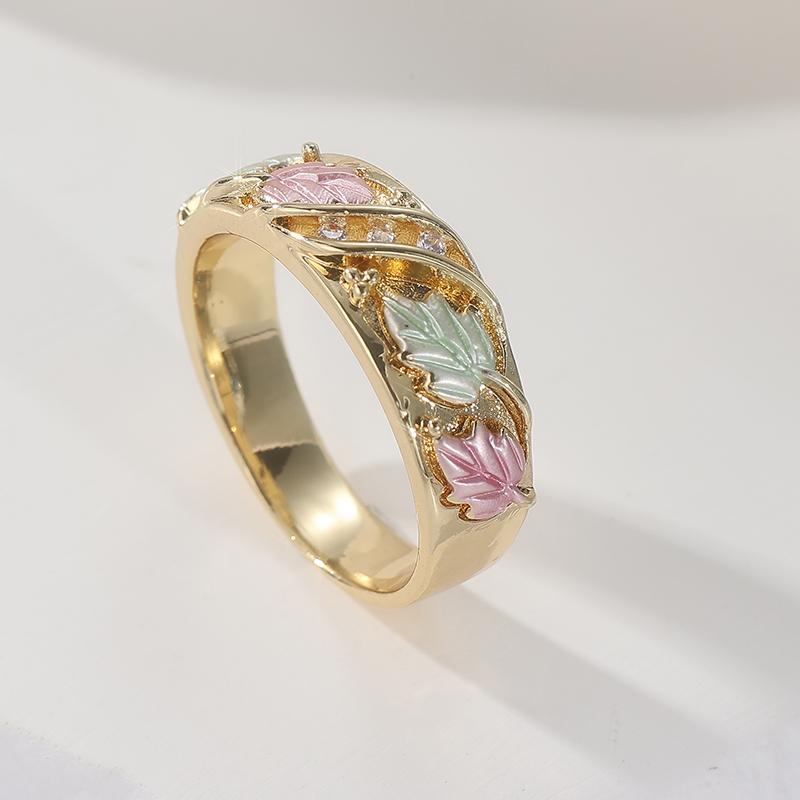 Vintage Luxury Golden Color Ladies Stacked Look Ring With Artificial Zircon Leaf Pattern Carving Fashion Ring Jewelry Gifts