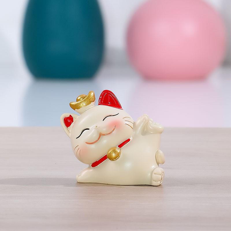 Handmade Resin Lucky Cat Figurine: Cute Desk Decoration and Creative Office Gift 2025