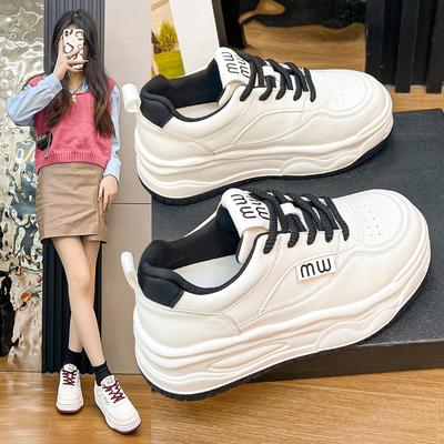 Zapatos blancos pequeños de cuero europeo con suela gruesa para realzar la altura para mujer, nuevos versátiles de primavera y otoño 2025, individuales, transpirables, tipo muffin, casual para mujer s