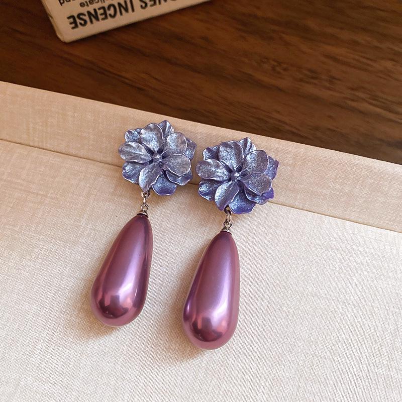 

Пурпурные серьги-пусеты с жемчугом и стразами