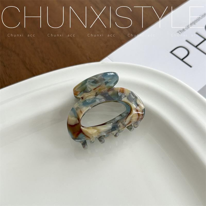 Elegante koreanische Essigsäure Hochsteckfrisur mit kleiner Klauen-Haarspange für Damen