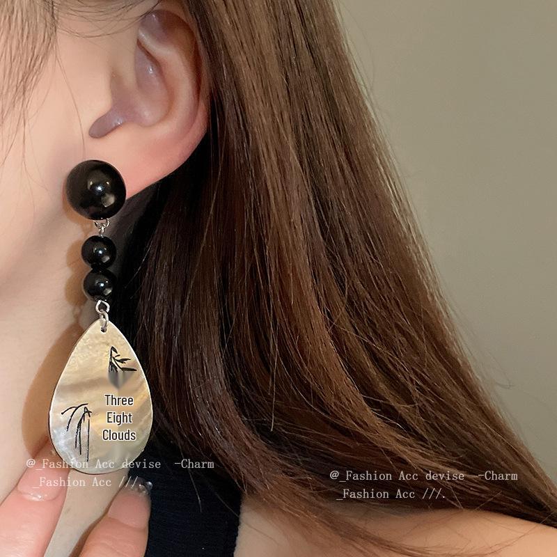 Vintage Quastenohrringe aus Silbernadel: Elegantes Wassertropfendesign mit einem Retro-literarischen Touch