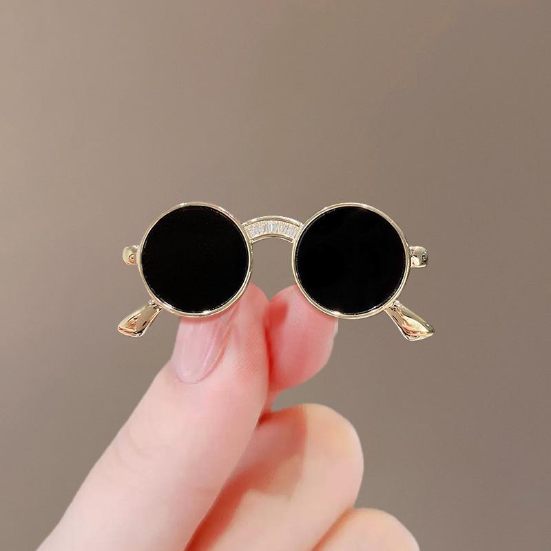 Elegant Cartoon Brooch: Women's High-End Cute Corsage Pin