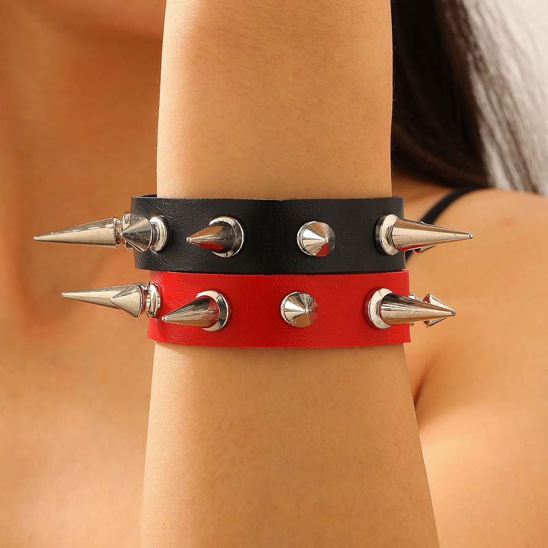 Bracciale Punk Gotico Metal Borchie Rivetti a Punta per Donne Uomini Hip Hop Rock Pelle PU Nera Regolabile Braccialetto Polsino Gioielli