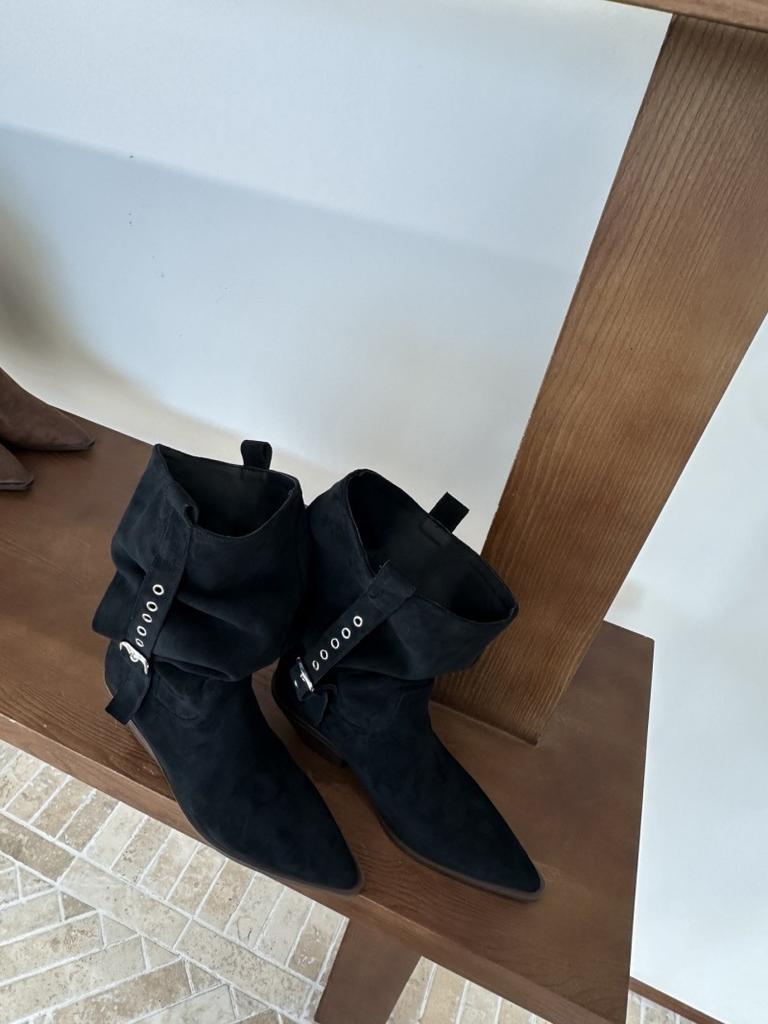 Korean Version of Retro Matte Belt Buckle Thick Heel Boots for Women 2025 Autumn and Winter New Suede Pointed Toe Versatile Fashion Boots for Women