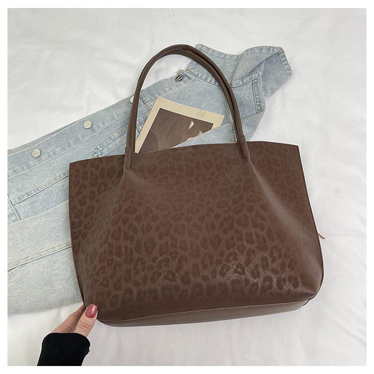 

Simple and large-capacity fashion minimalist commuter bag women s 2025 autumn new temperament single shoulder underarm tote bag кофейный