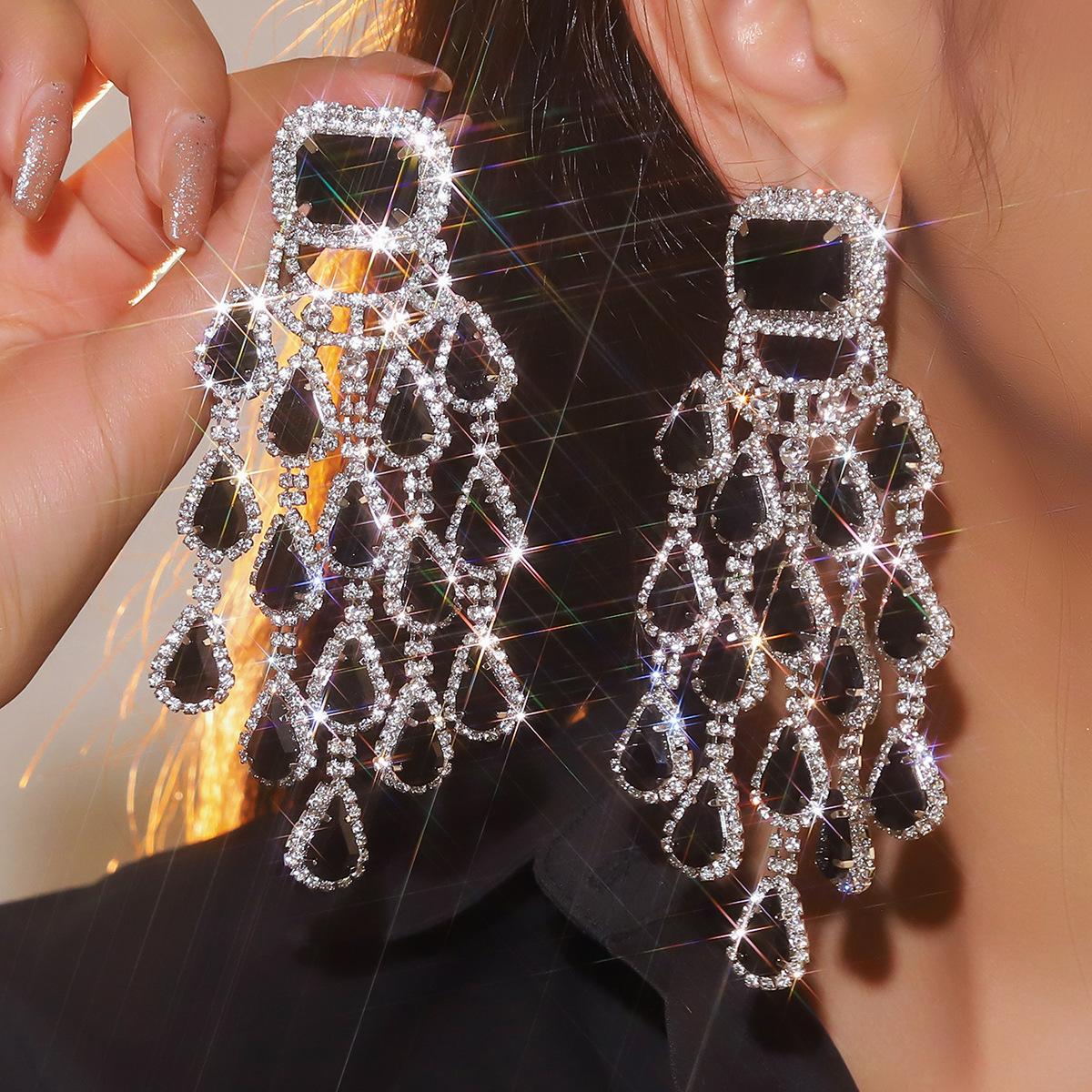 

Елітні розкішні сяючі скляні сережки зі стразами для жінок. Модні вишукані кришталеві сережки. Сережки для нічного клубу.