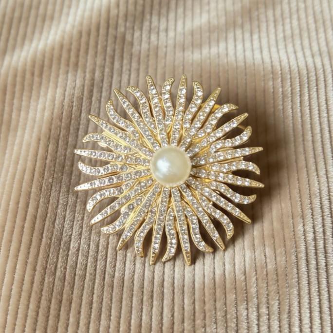 Fashion Metal Sun Flower Pearl Brooches For Women Clothing Coat Badges Jewelry Accessries Gifts