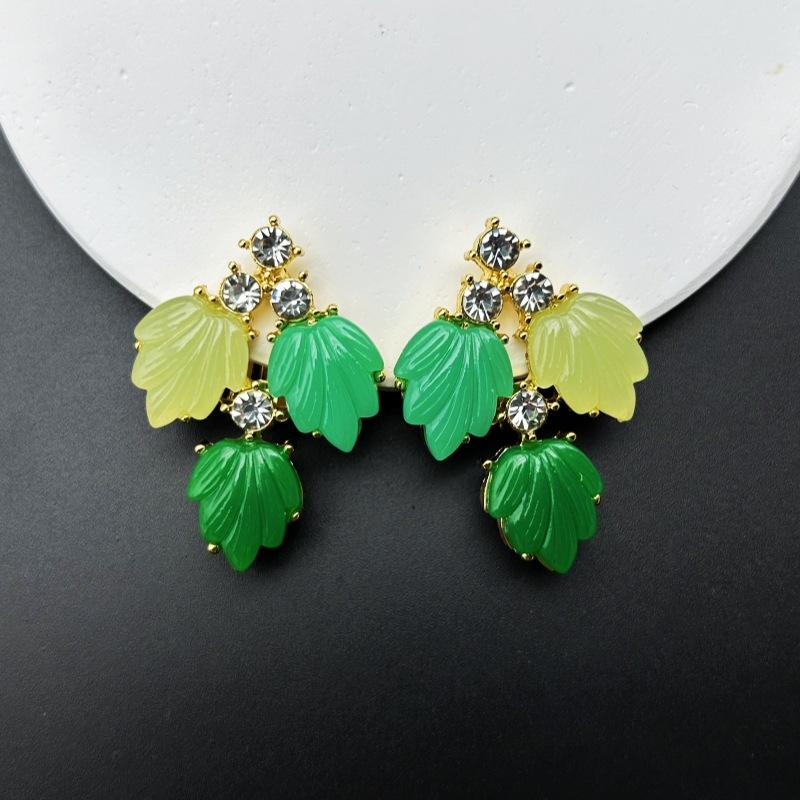 Vintage Gradient Green Style Design With Grape Leaf Ear Clip