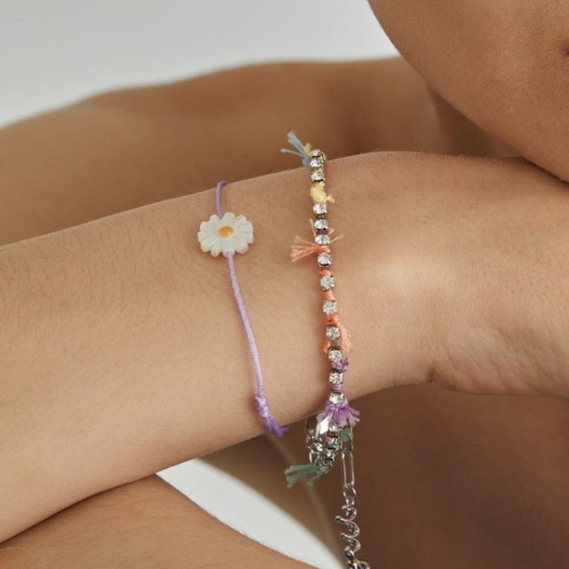 Modernes Alltags-Gänseblümchen-Seidenarmband