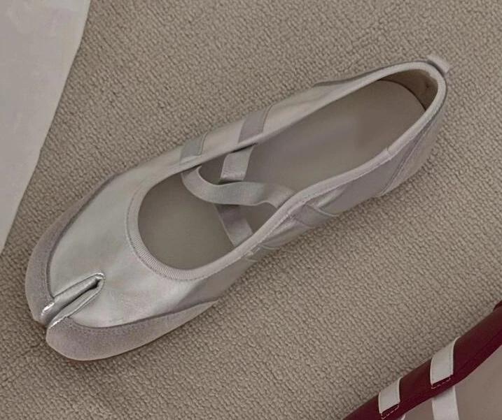 

Черный Серебристый Красный Балетки Кроссовки Женские Разделенный Носок Балерина Таби Обувь для Ходьбы Женская Обувь Мэри Джейн Летняя 40 серебряный