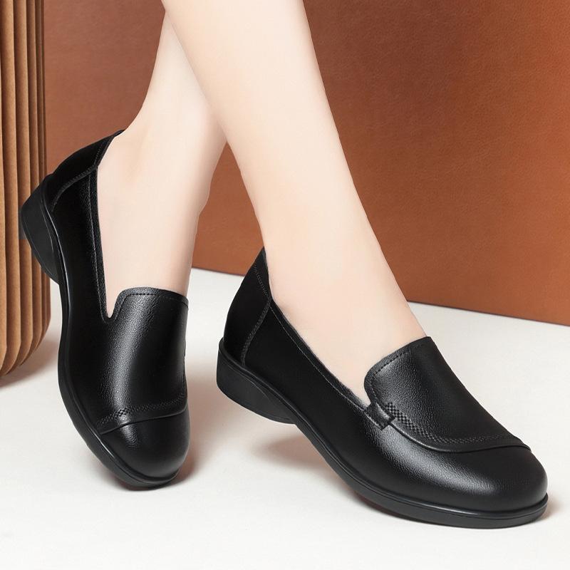 Mom shoes leather shoes soft leather soft sole single shoes spring and autumn comfortable flat heel medium and large size women's shoes 4042
