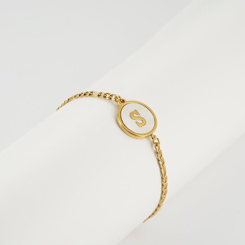 Pulsera Redonda de Acero Inoxidable 18K Europea con Letra para Mujer - Joyería de Mano Moderna y Elegante