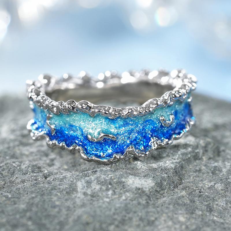 Huitan Einzigartiges Design Ozeanwelle Blaue Emaille Ringe für Damen Kupferfarbe Exquisite Sommerurlaubs-Accessoires Statement-Schmuck