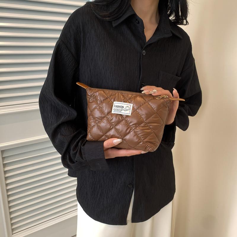 Elegant Handheld Quilted Makeup Pouch For Girls With Soft Pu Material And Trendy Design