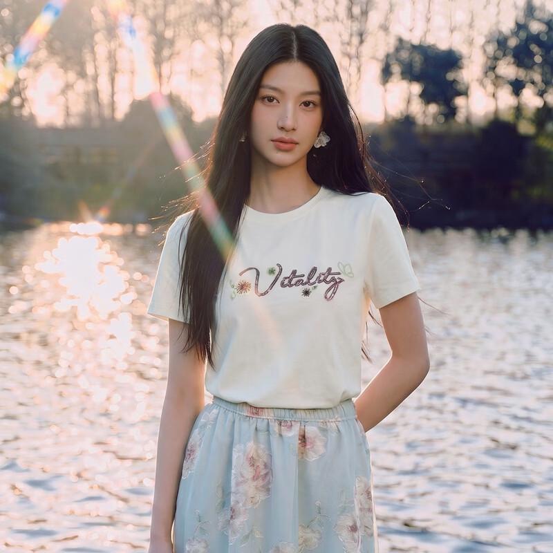 Women s Classic Round Neck Embroidered Slim Fit T-shirt M грязно-белый