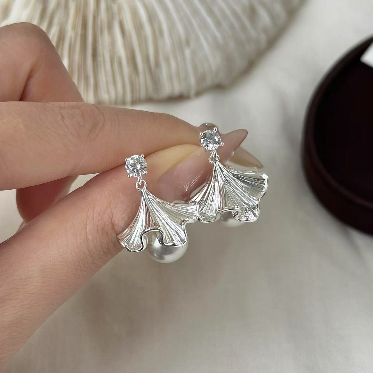 

New unique design ginkgo biloba pearl stud earrings women s 111 silver needle light luxury high-end temperament earrings earrings 925 silver needle
