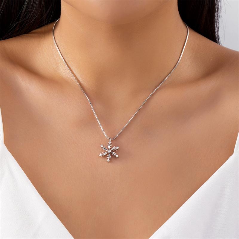 Exquisite Pink Rhinestones Christmas Tree Pendant Necklaces for Women Girl Fashion Snowflake Necklaces New Year's Jewelry Gift