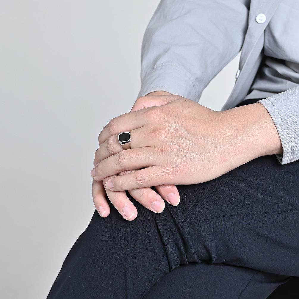 Schwarzer Tigerauge Ring für Männer Polierter Edelstahlring Minimalistischer Unisex-Schmuck Ovaler Cabochon-Stein Moderner Geschlechtsneutraler Ring