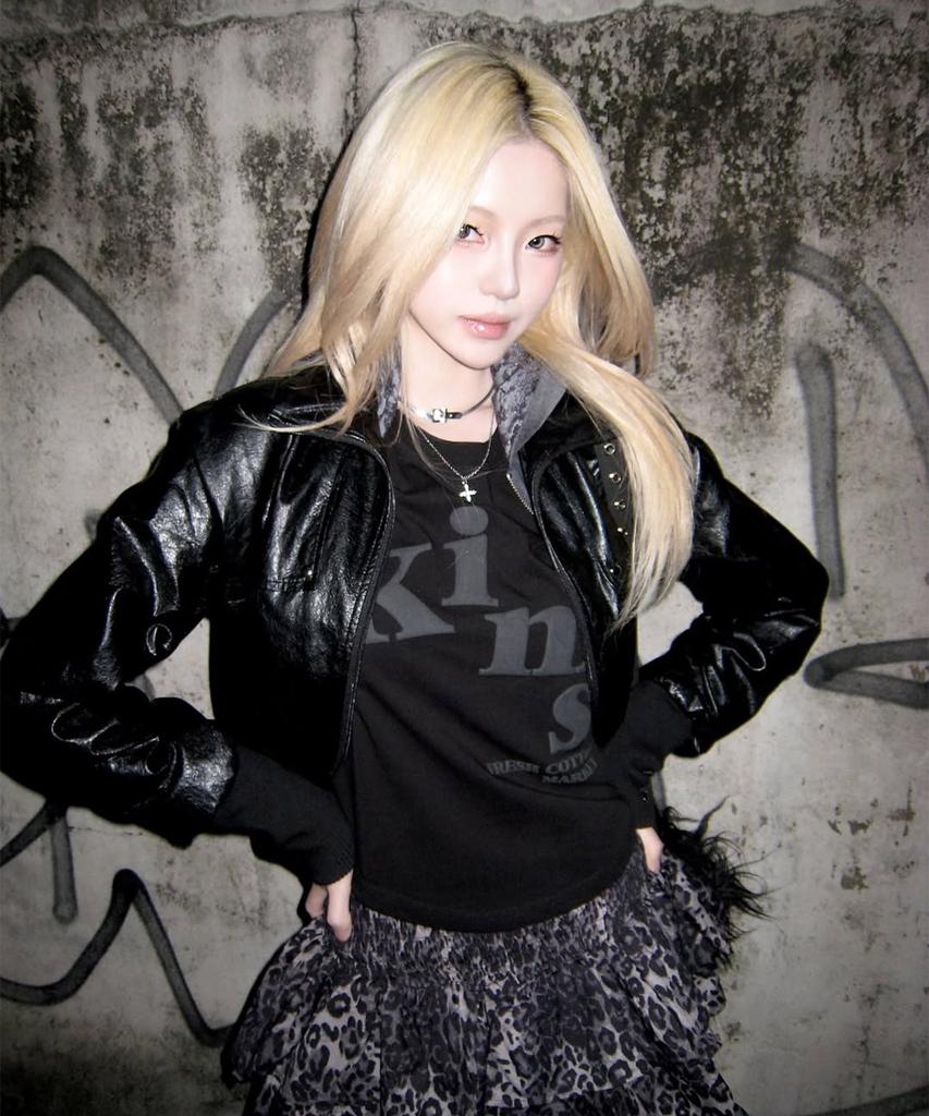 Kimseupeulesikoteunmakes (Unisex) Messy Alpha Logo Tee Black