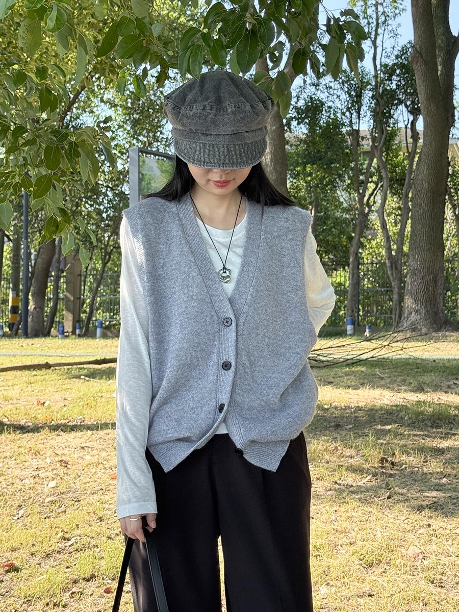 

PLUS Suye Women s Chic V-Neck Cashmere Knit Vest, Sleeveless, Loose Fit, Plus Size One Size (90-140 jin)