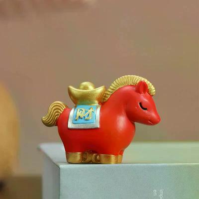 Urocza figurka konia na szczęście; Czerwona Żywiczna Maskotka Chińskiego Zodiaku do Dekoracji Biurka i Szafki.