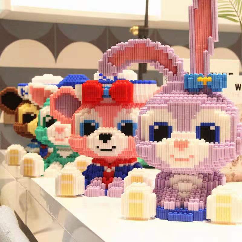 

Большие строительные блоки мультяшной куклы, соединенные сериями для заклинания частиц головоломки