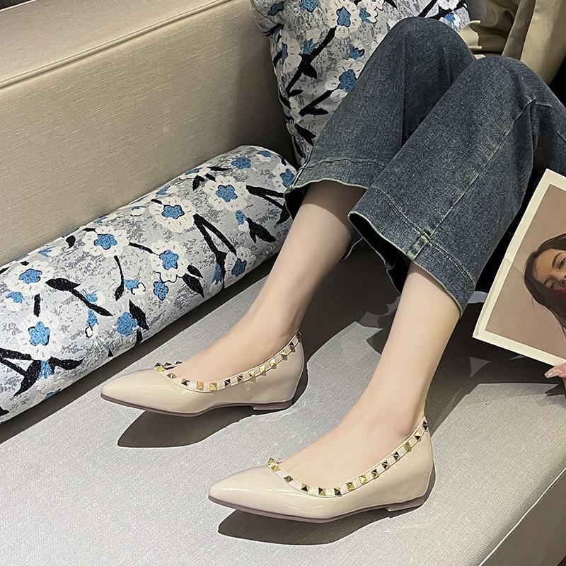 Thick-soled evening wind soft leather inner height increase new niche year rivet French shallow mouth 2025 pointed single shoes women's ladyshoes nigh