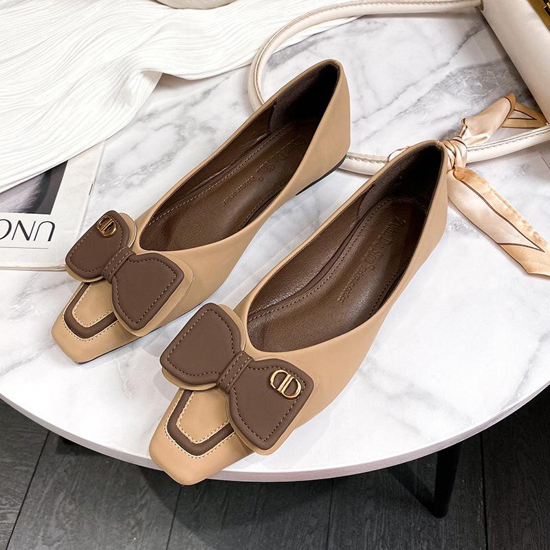 

Корейская версия 2024 Новые туфли-лодочки с квадратным носком, бантиком, металлической деталью, удобной мягкой подошвой, туфли-божьи коровки, большая женская обувь 41-43 34 верблюд