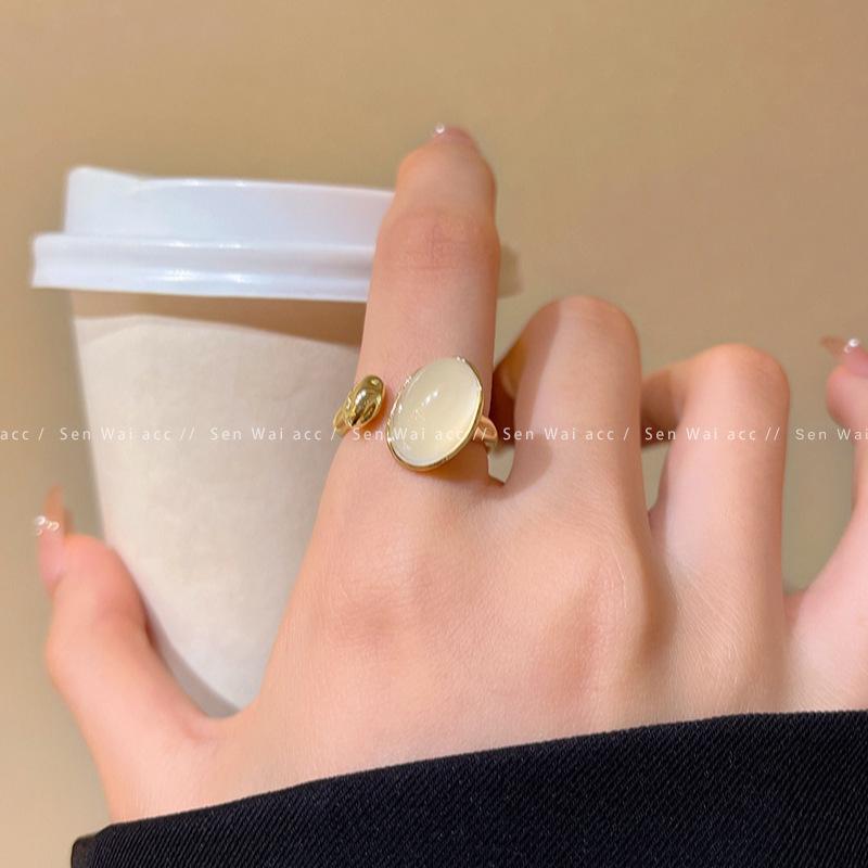 Xiaohongshu beliebter Mondsteinring Damen Retro leichter Luxus Temperament Goldring Ring ins Stil Schmuck