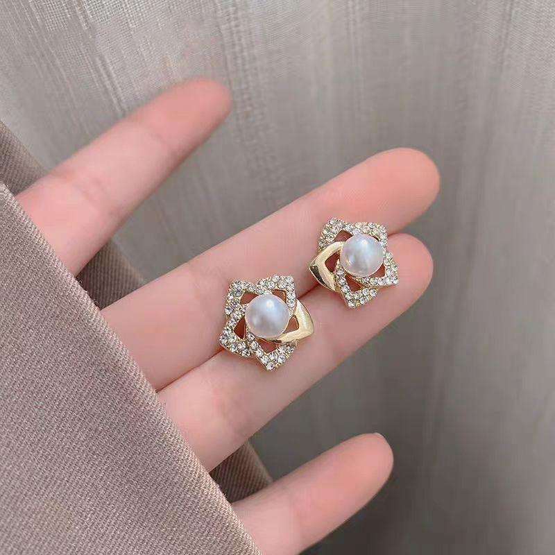 Hollow Out Petal Flower Stud Earrings for Women Metal Rhinestones Mini Imitation Zircon Earrings Party Cute Sweet Small Zircon