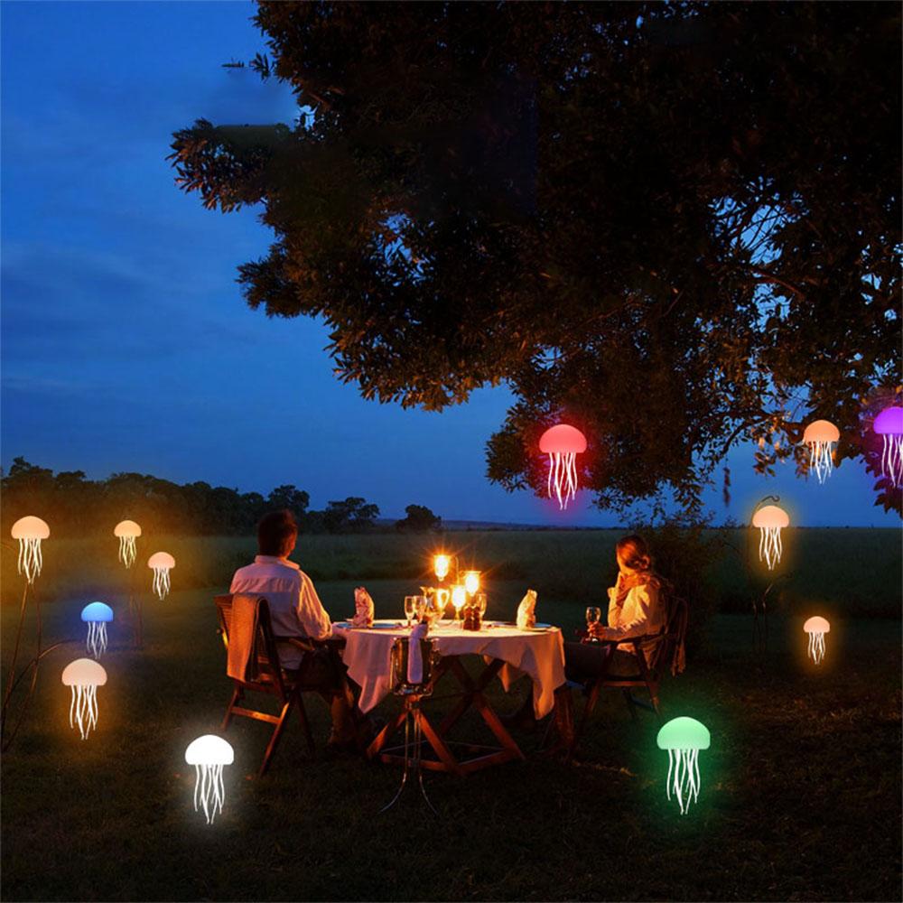 Moderne Quallen-Tischlampe, wiederaufladbar über USB, verstellbares LED-Nachtlicht mit Farbwechsel und Sockel aus poliertem Kunststoff