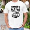 Unterschätze niemals einen alten Mann mit einem Mini-Grafikshirt Lustiges Shirt für das Alter Alter Mann Auto Ehemann