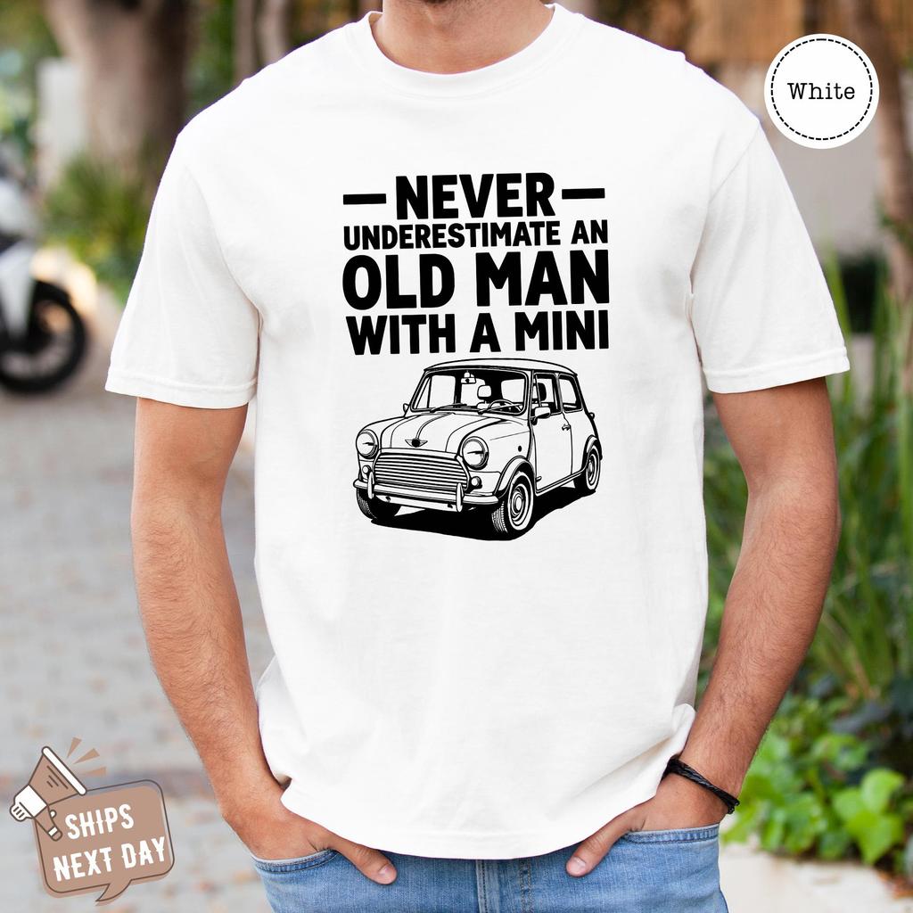 Unterschätze niemals einen alten Mann mit einem Mini-Grafikshirt Lustiges Shirt für das Alter Alter Mann Auto Ehemann
