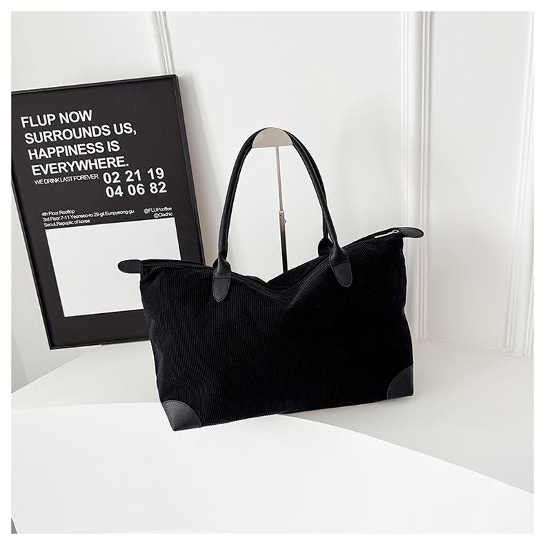 

Versatile Large Capacity Casual Tote: Portable Single Shoulder Bag for Commuting or Short Trips чорний