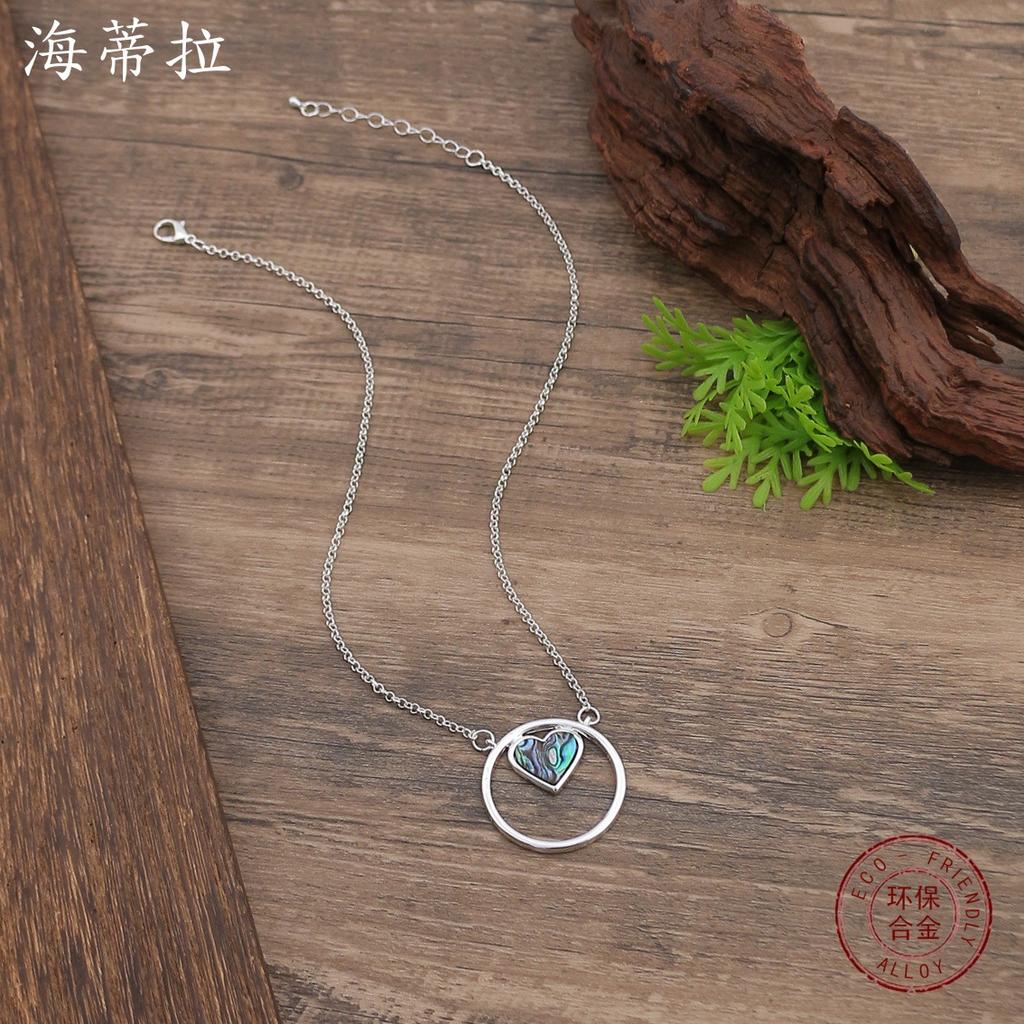 New hollow heart fritillary pendant, women's fashion high sense round hollow heart fritillary necklace