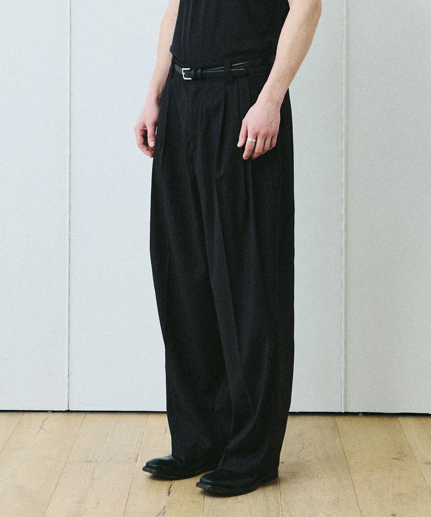 Beleudeunua Three-Tuck Stripe Wide Slacks (Black)