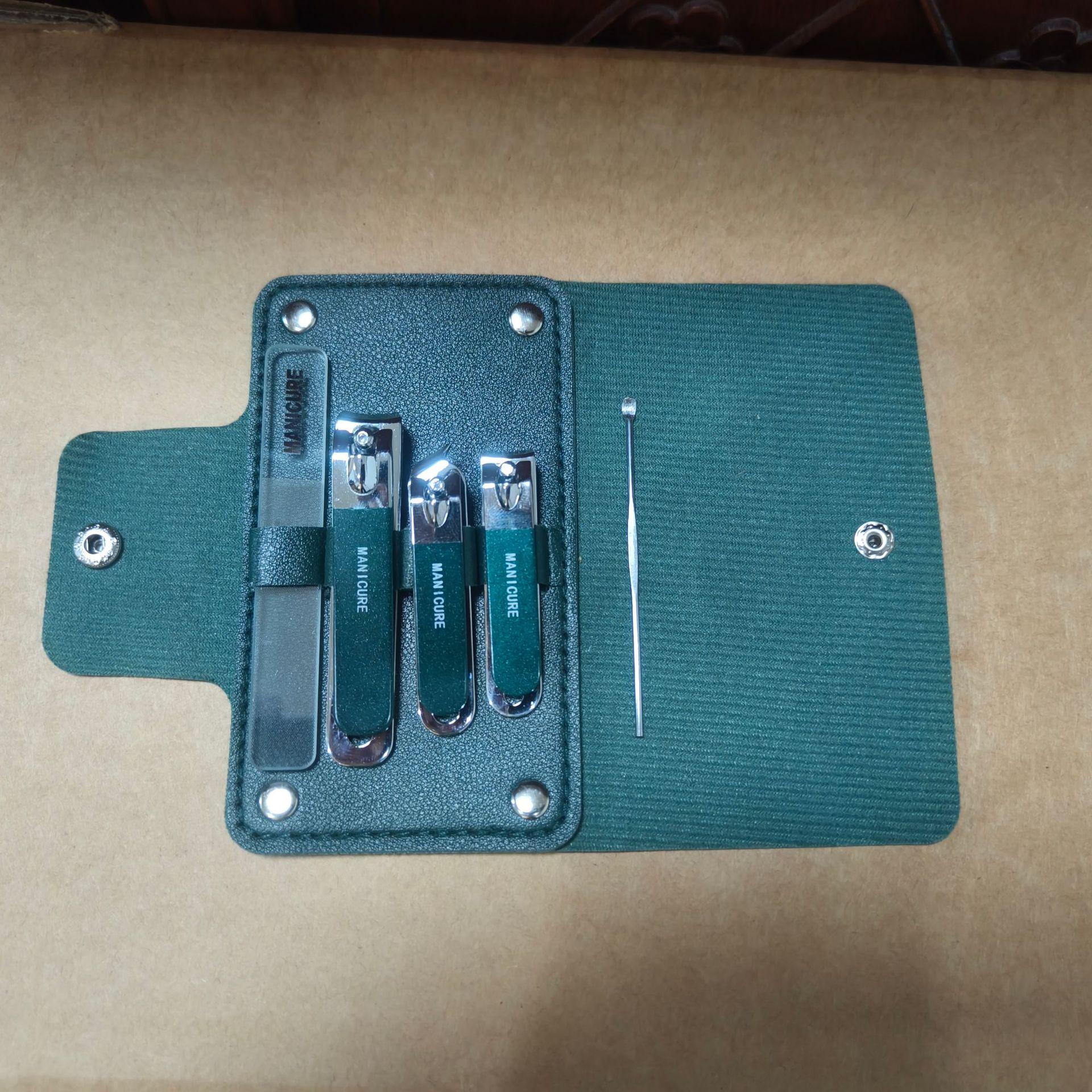 

Набор кусачек для ногтей с кожаным чехлом - Маникюрные инструменты