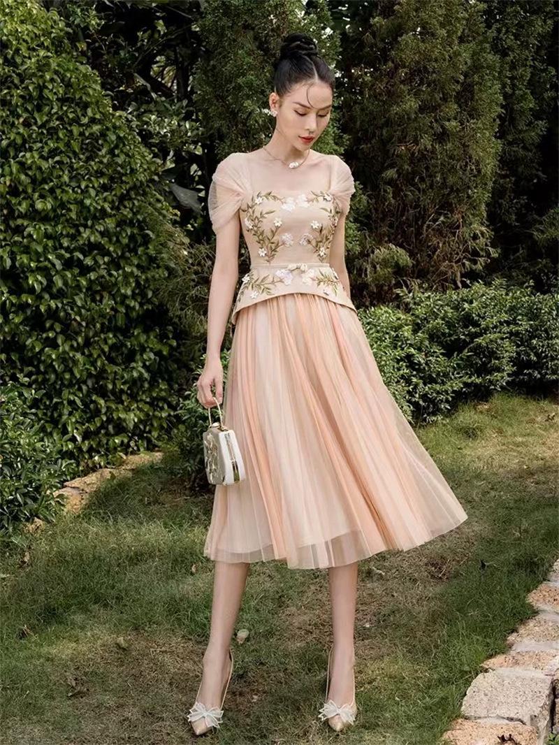 

«Платье из сетчатой ткани с вышивкой Seiko: Элегантная вьетнамская мода с 3D-цветочной вышивкой. Small абрикосовый