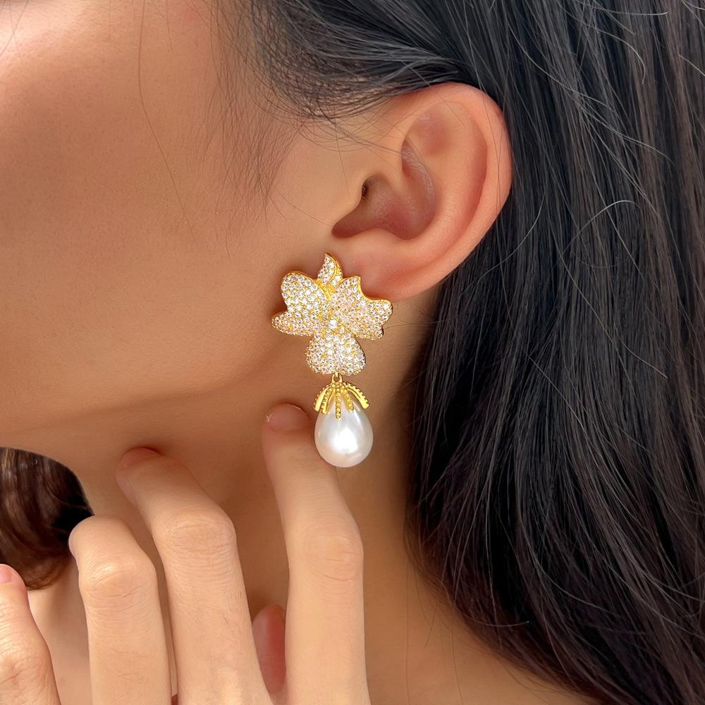 Needle Elegant Pearl Zircon Flower Earrings Full Diamond Maple Leaf Shell Pearl Earrings Atmospheric Earrings