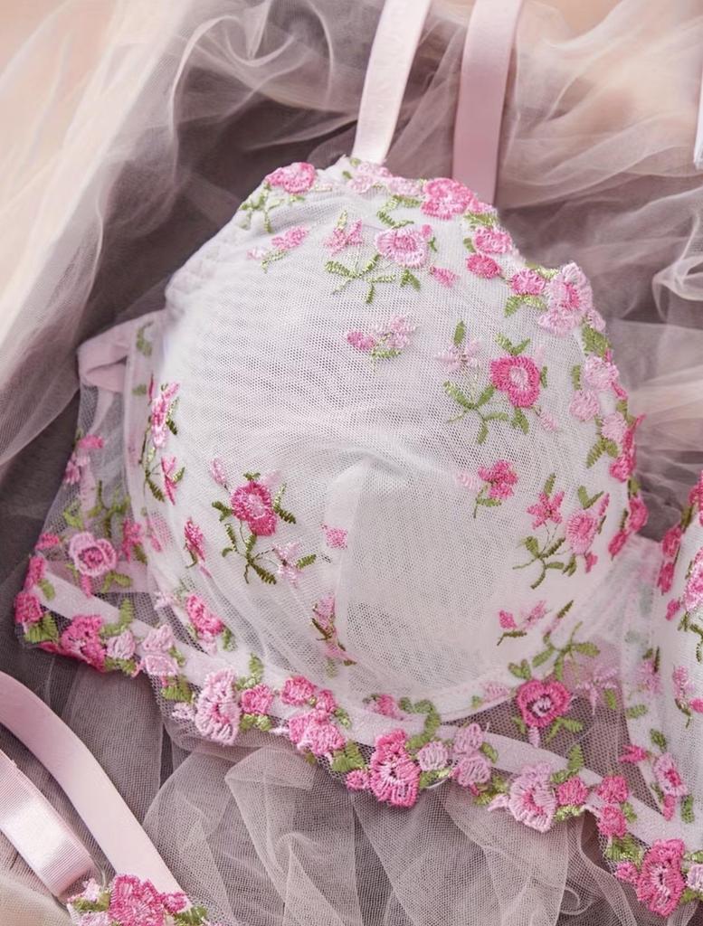 Plus-size Sexy Bra Set with Country-style Embroidery and Small Floral Patterns